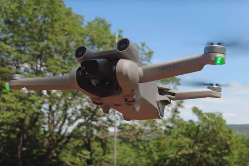 Die DJI Mini 3 Pro Drohne schwebt im Test 